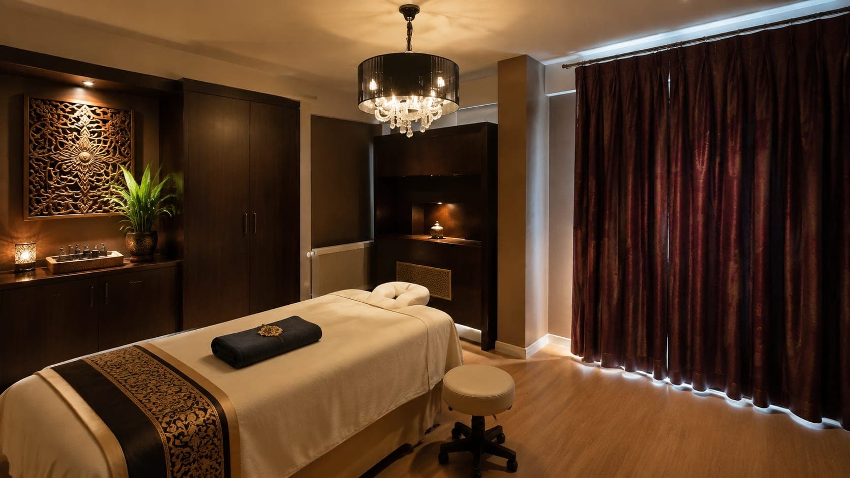 Cabină de masaj cu mobilier din lemn închis la culoare